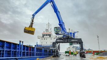 Port operator with increased handling capacity, SENNEBOGEN 875, electric drive in port handling
